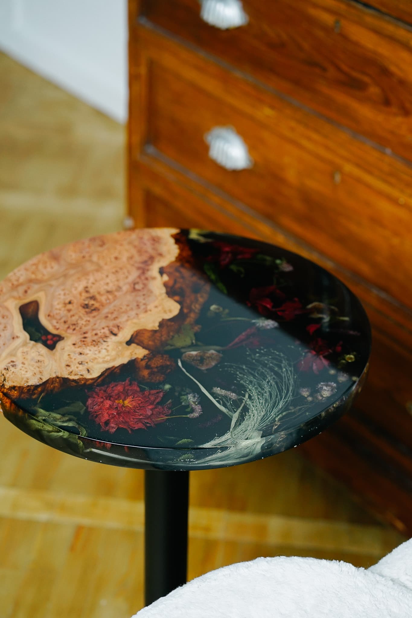 черный кофейный столик из эпоксидной смолы